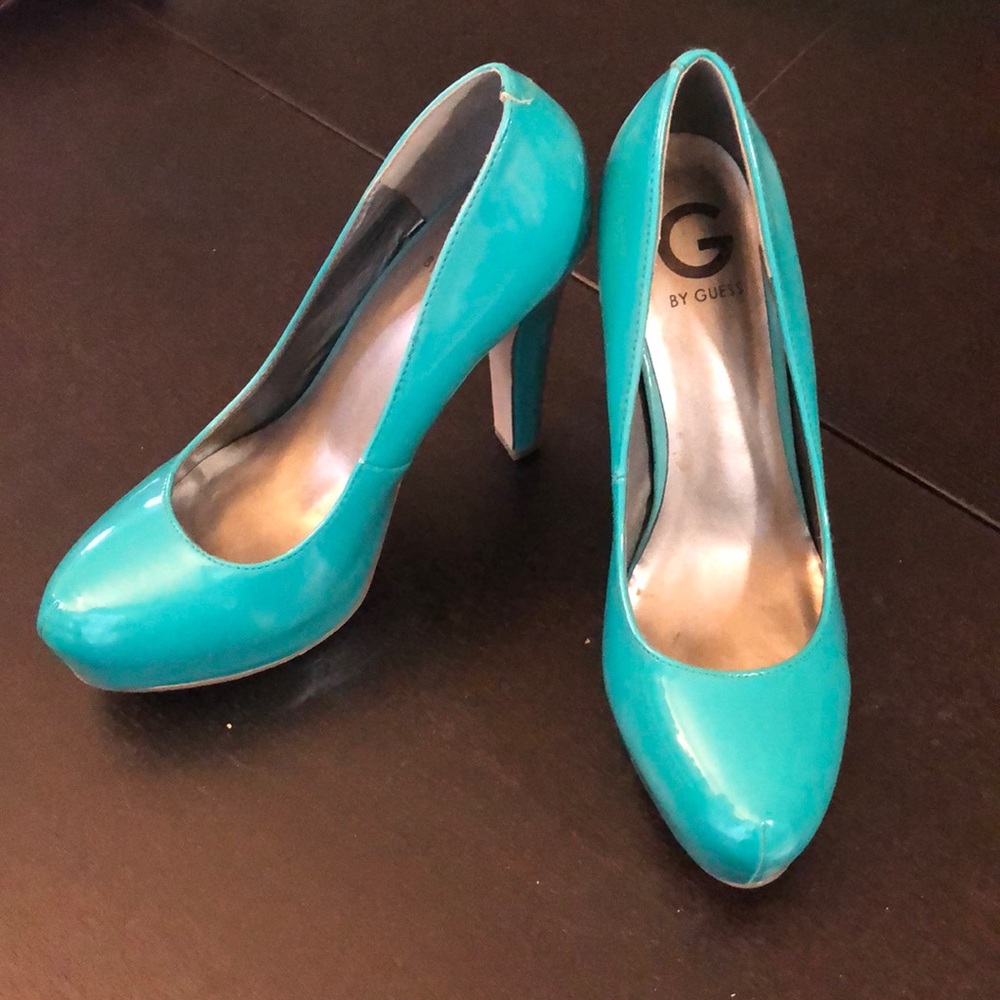 Teal patten leather Guess platform pumps